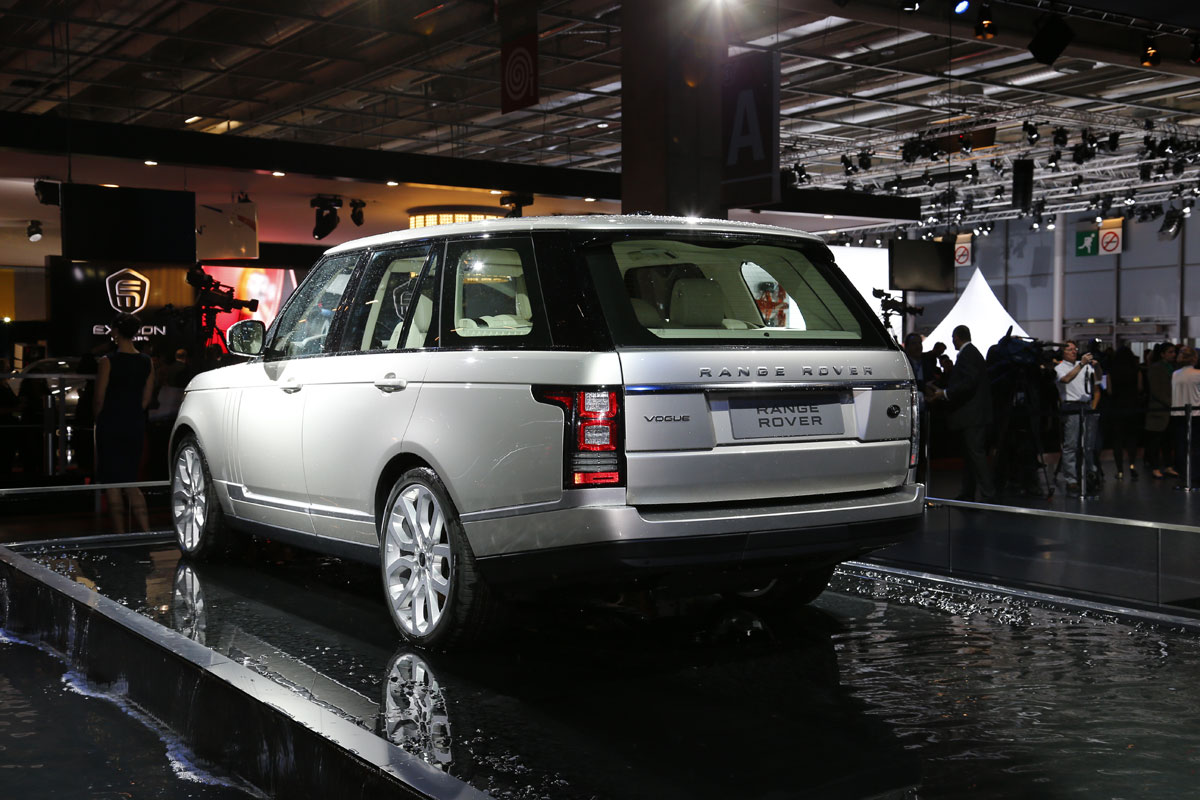 Range Rover launched at the Paris show