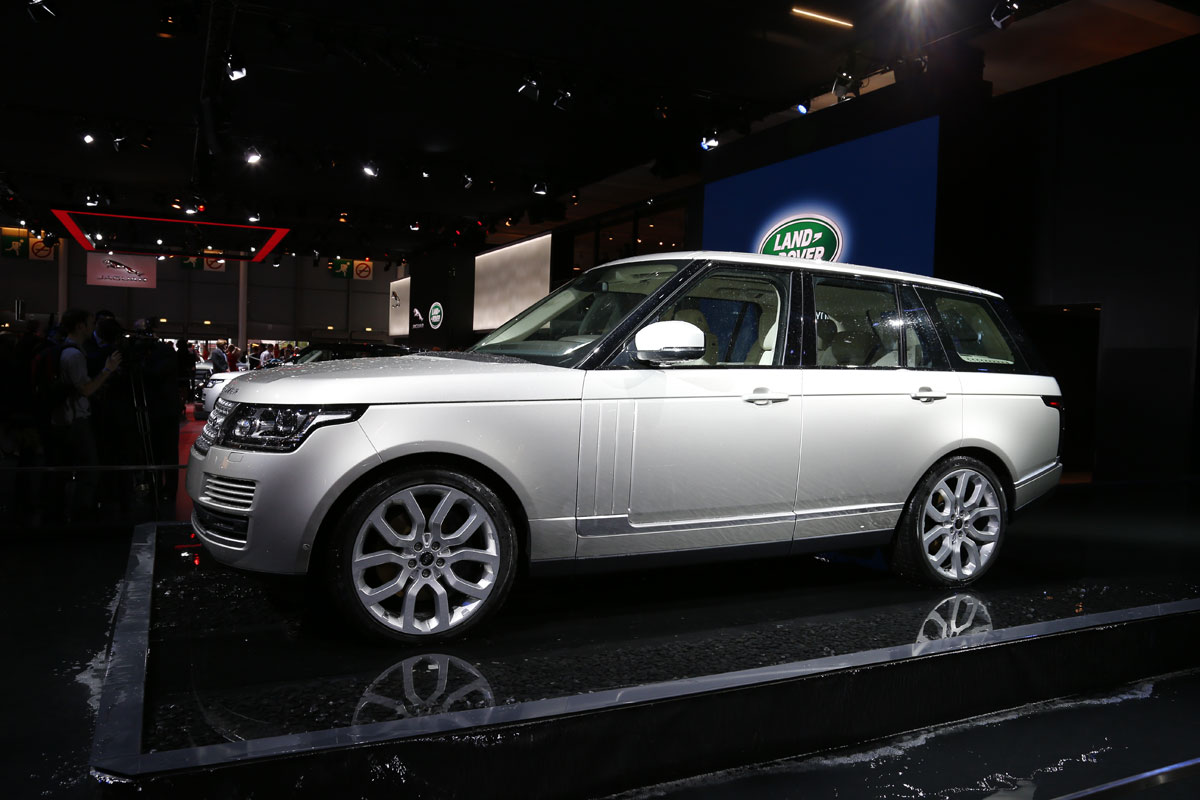 Range Rover launched at the Paris show