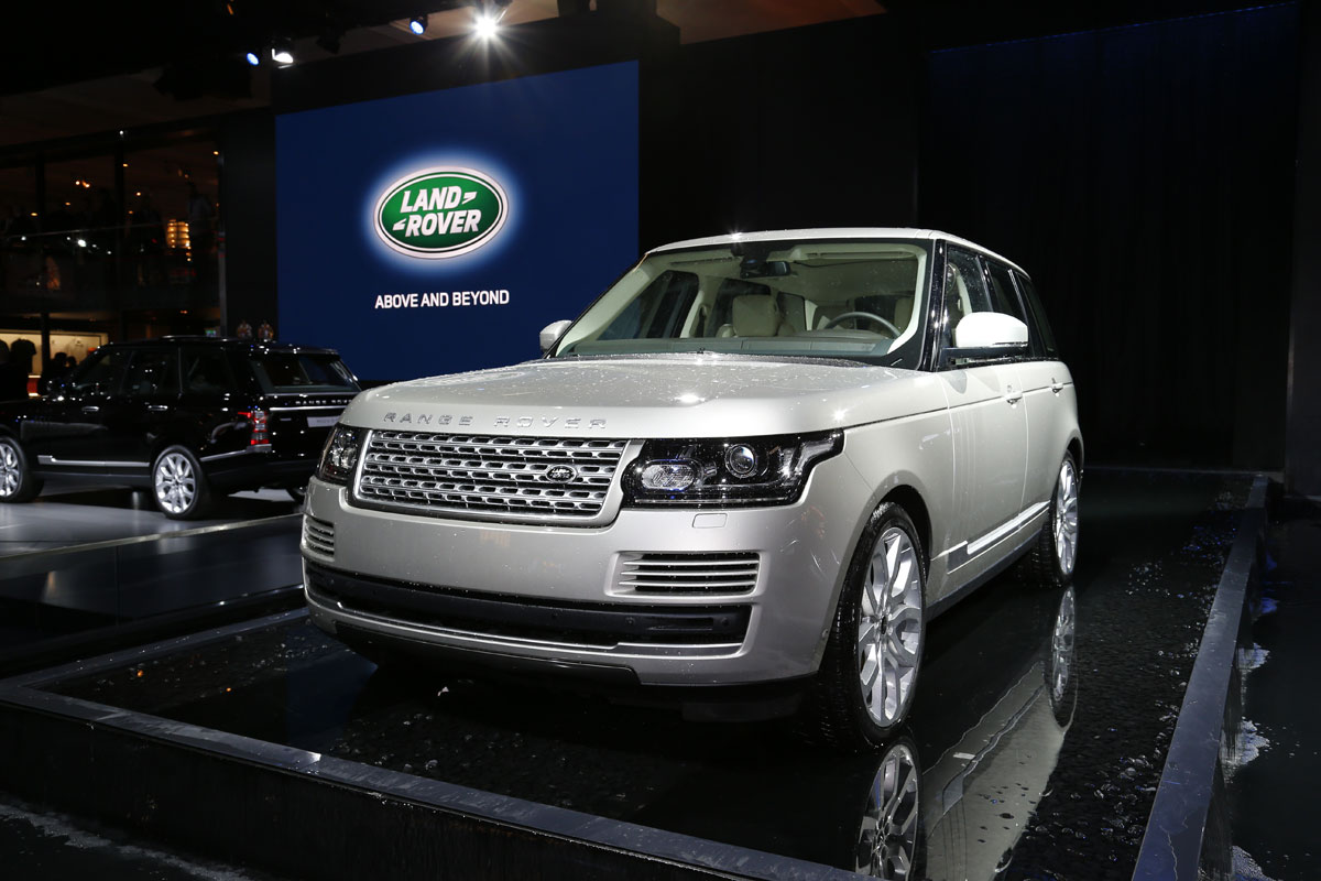 Range Rover launched at the Paris show