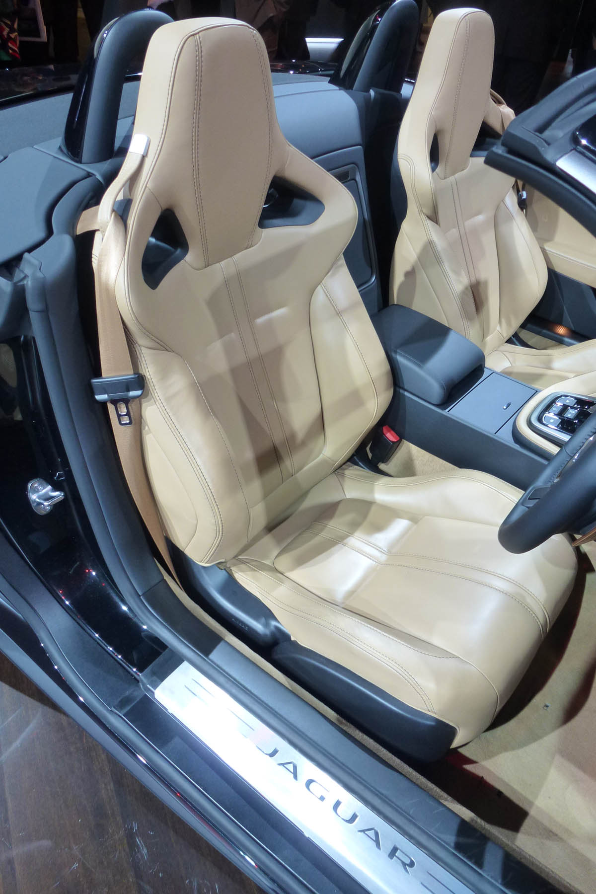 Jaguar F-type black Paris motor show sports seat