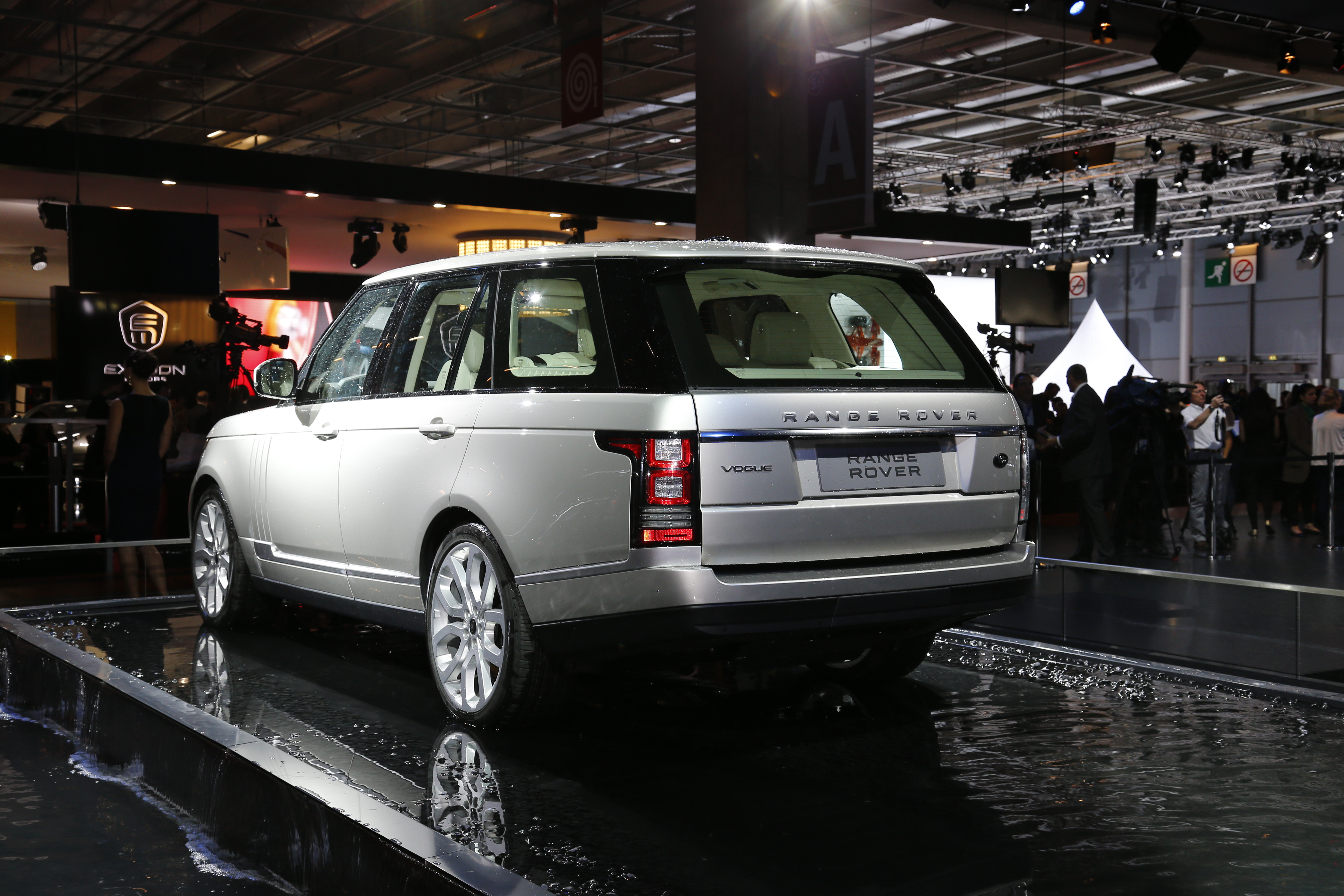 Paris motor show: New Range Rover 'will fight Bentley'