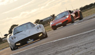 eCoty Pagani Huayra vs McLaren MP4-12C video
