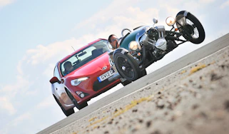 eCoty Toyota GT86 vs Morgan 3 Wheeler video
