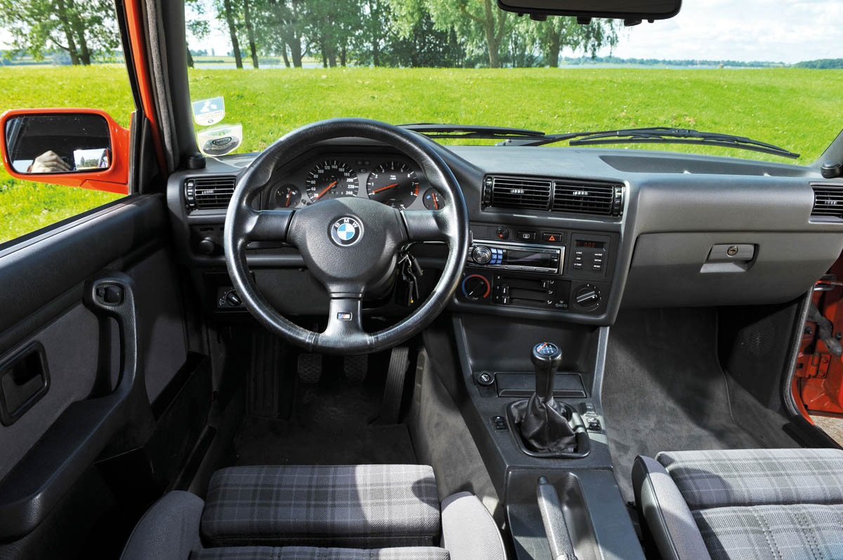 BMW E30 M3 interior dashboard
