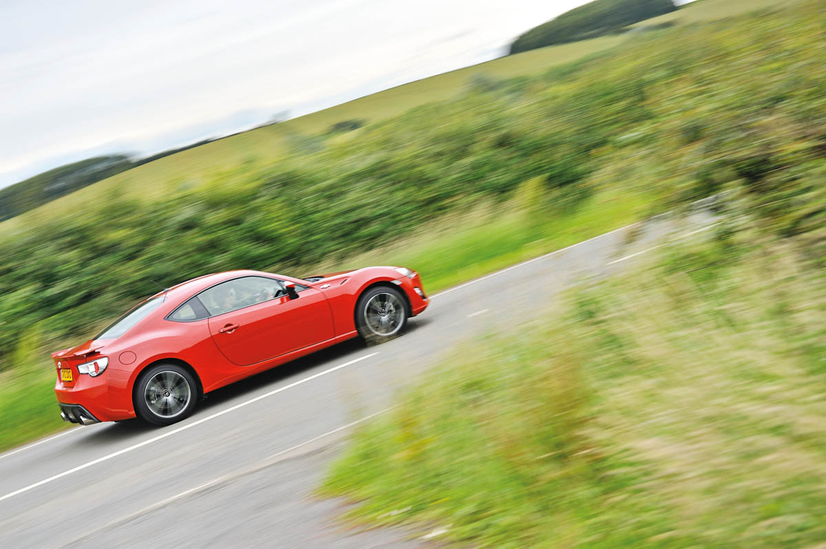 Honda Integra Type-R vs Toyota GT86