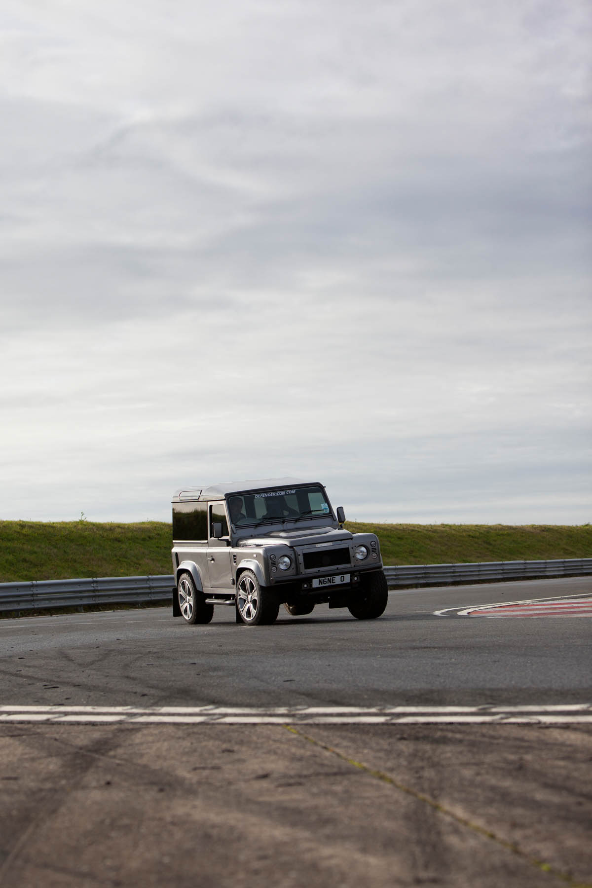 Nene Icon Land Rover Defender 90 Sport Wagon