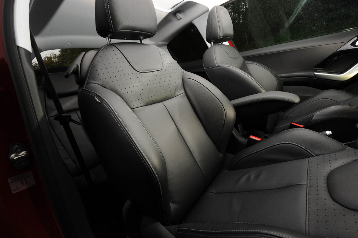 Peugeot 208 Feline THP 156 front sports seats