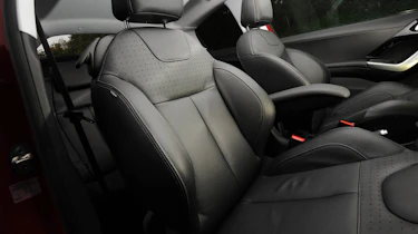 Peugeot 208 Feline THP 156 front sports seats