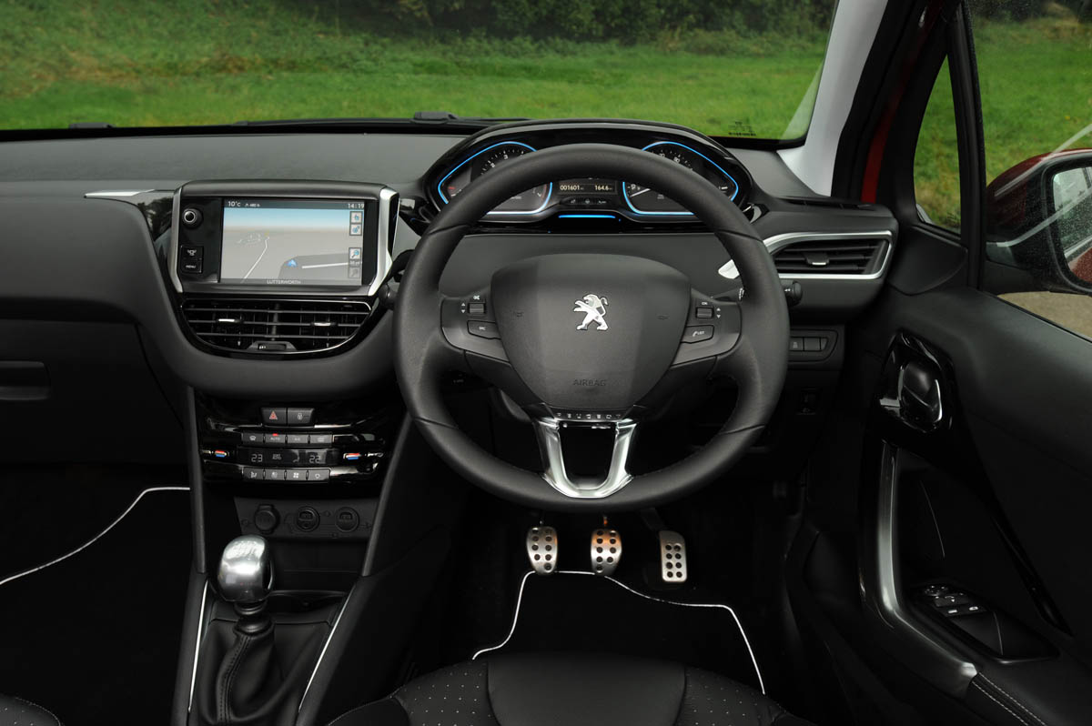 Peugeot 208 Feline THP 156 interior dashboard