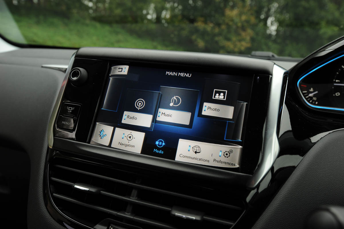 Peugeot 208 Feline THP 156 touchscreen media