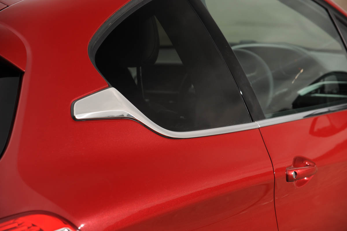 Peugeot 208 Feline THP 156 window detail