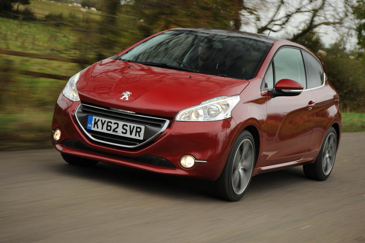 Peugeot 208 Feline THP 156 front view