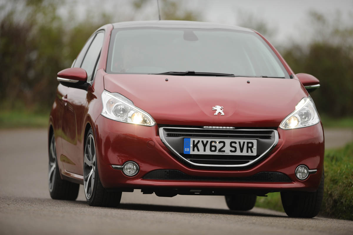Peugeot 208 Feline THP 156 front