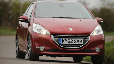 Peugeot 208 Feline THP 156 front