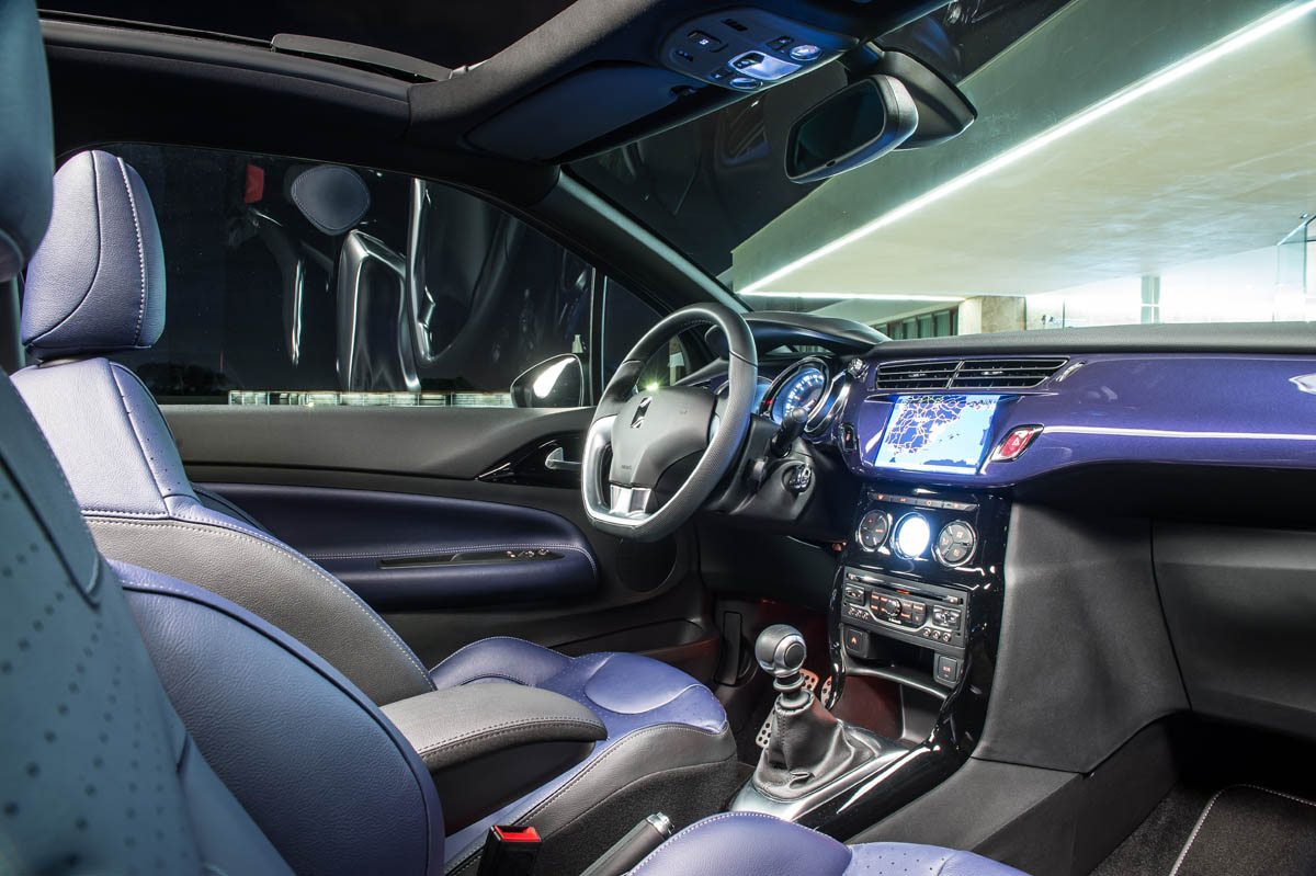 Citroen DS3 Cabriolet DSport THP 155 interior blue dashboard blue leather seats