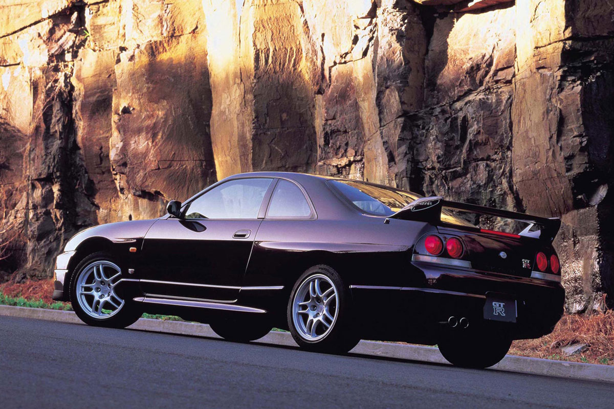 Nissan Skyline GT-R R33 - rear quarter