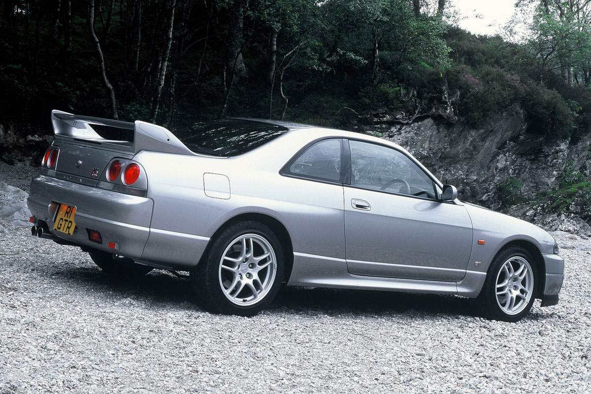 Nisan Skyline R33 V-Spec – side