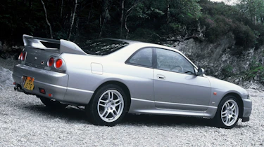 Nisan Skyline R33 V-Spec – side