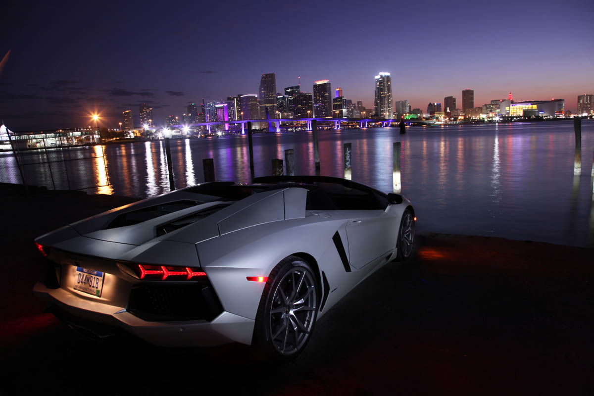 Lamborghini Aventador LP700-4 Roadster Miami skyline