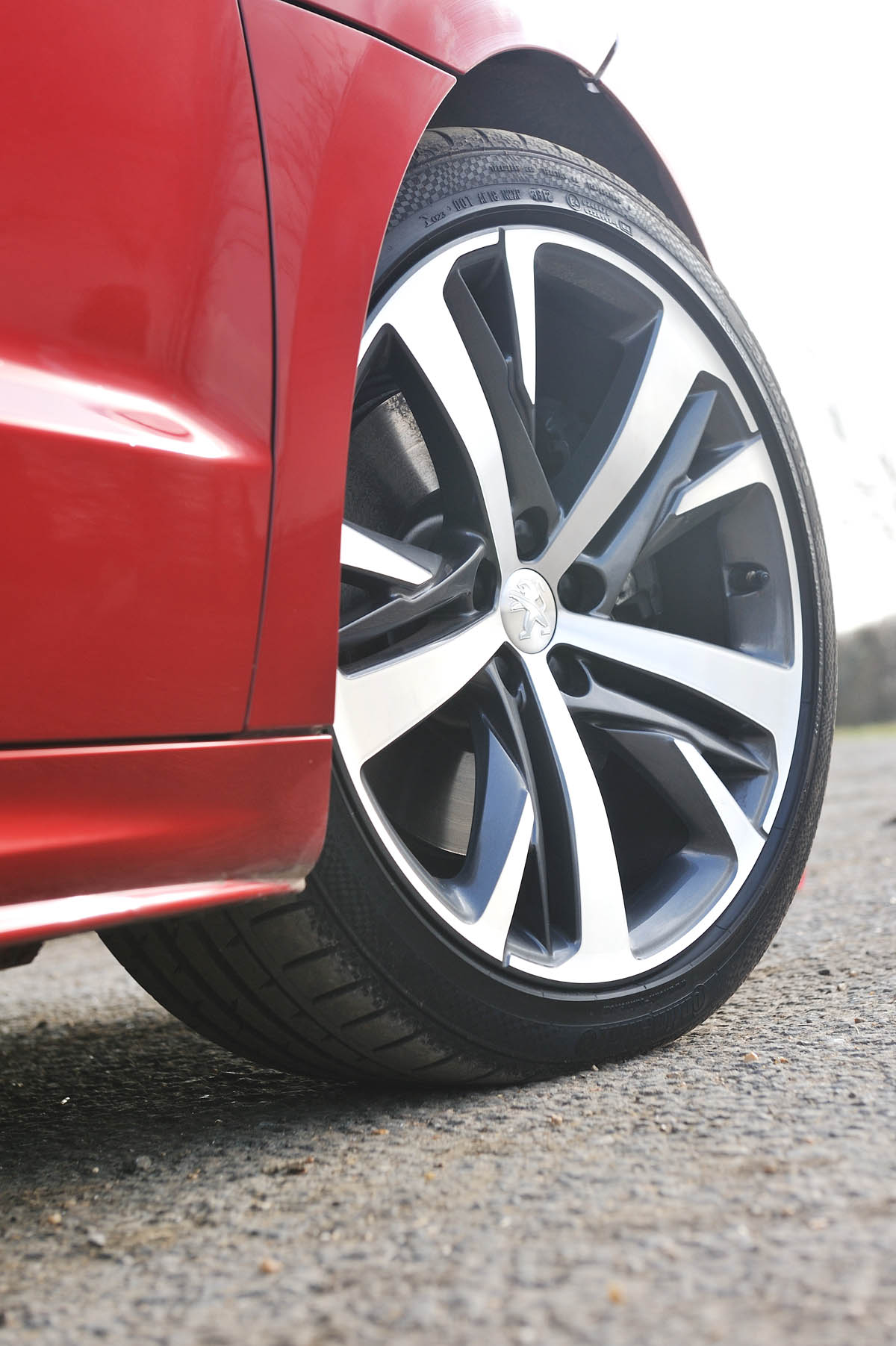 2013 Peugeot RCZ THP 200 GT Technical alloy wheel