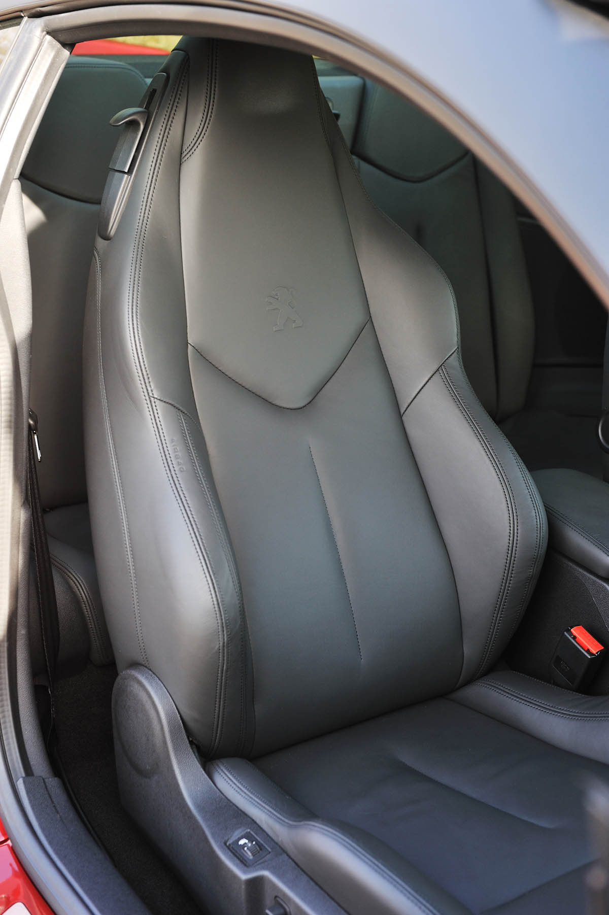 2013 Peugeot RCZ THP 200 GT leather sports seat