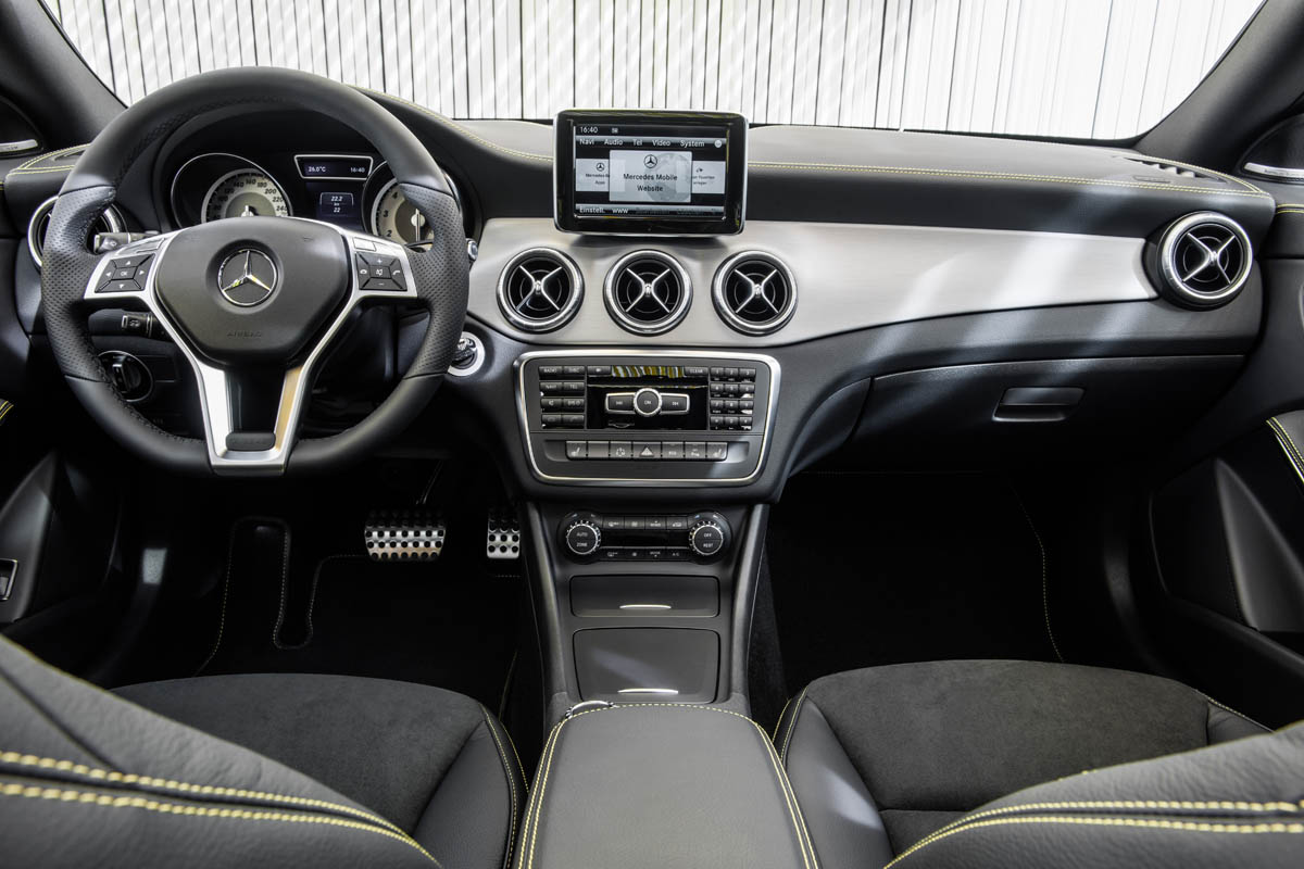 2013 Mercedes-Benz CLA250 interior dashboard