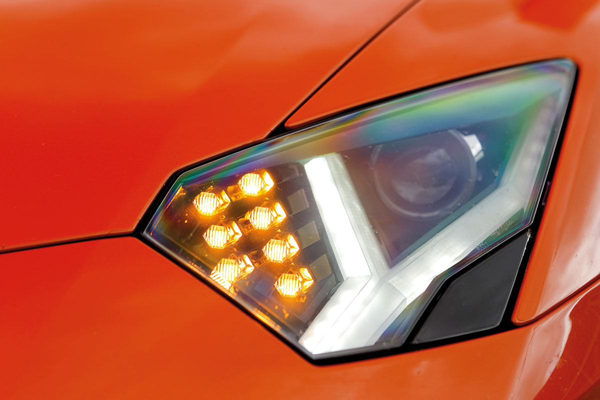 Lamborghini Aventador vs Miura SVJ