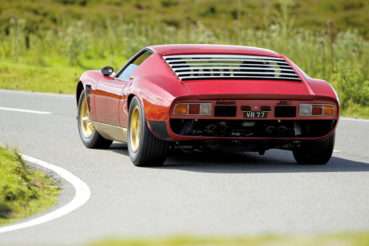 Lamborghini Aventador vs Miura SVJ
