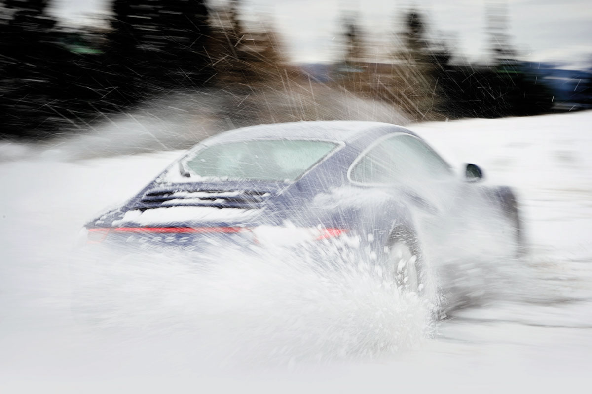 Porsche 911 Carrera 4S snow driift