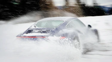 Porsche 911 Carrera 4S snow driift