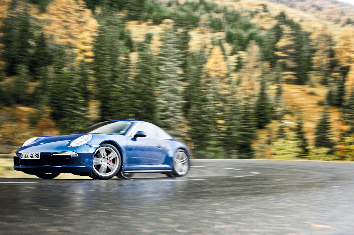Porsche 911 Carrera 4S front action