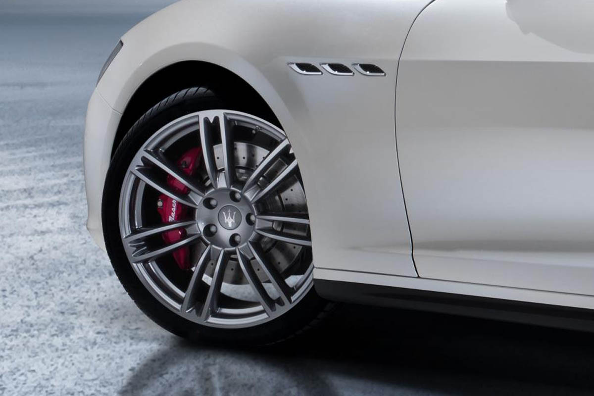 New Maserati Ghibli alloy wheel front vents