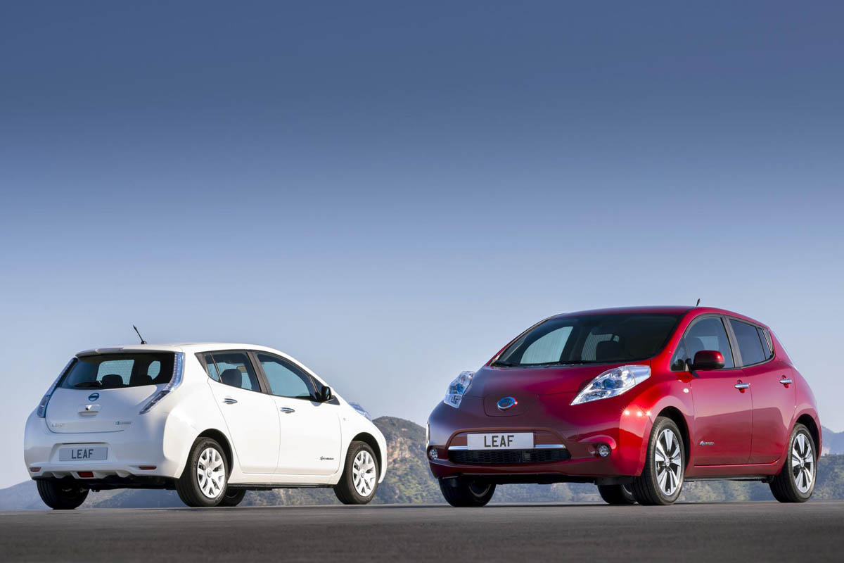 2013 Nissan Leaf white and red