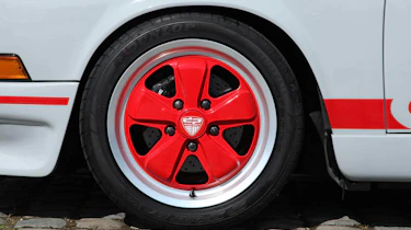 Porsche 911 2.7 RS conversion kit red alloy wheel