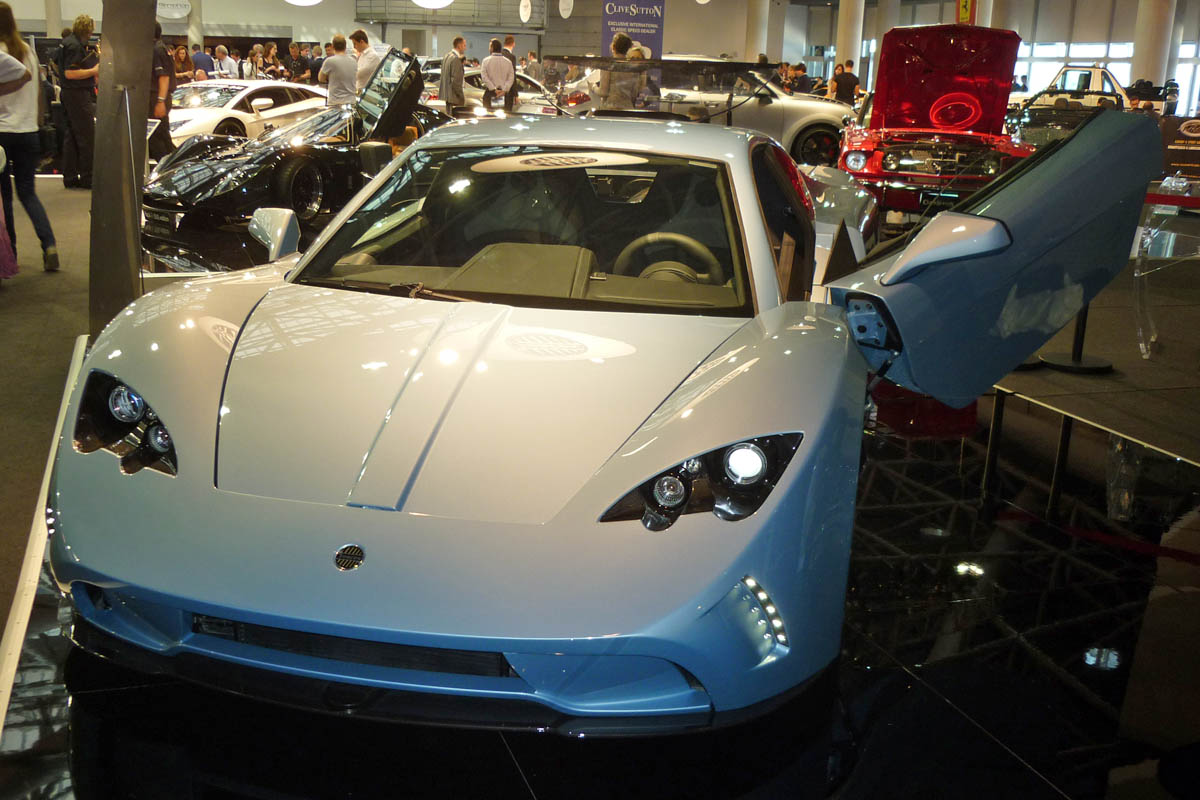 Vencer Sarthe front door open