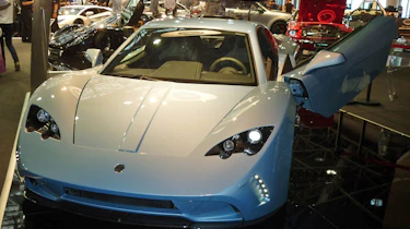Vencer Sarthe front door open