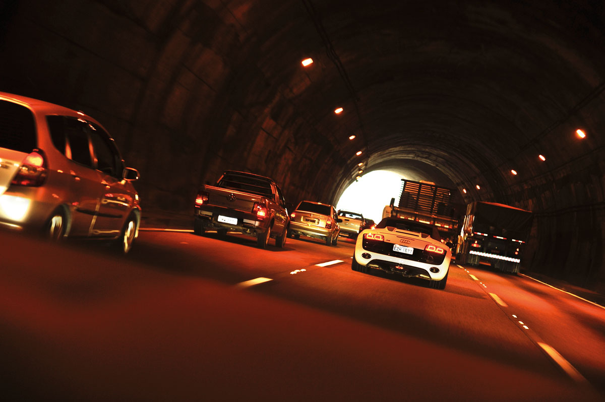 Audi R8 V10 Spider in a tunnel