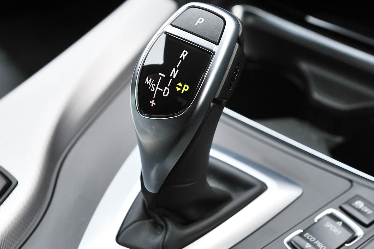 2013 BMW 330d M Sport gearstick gear selector
