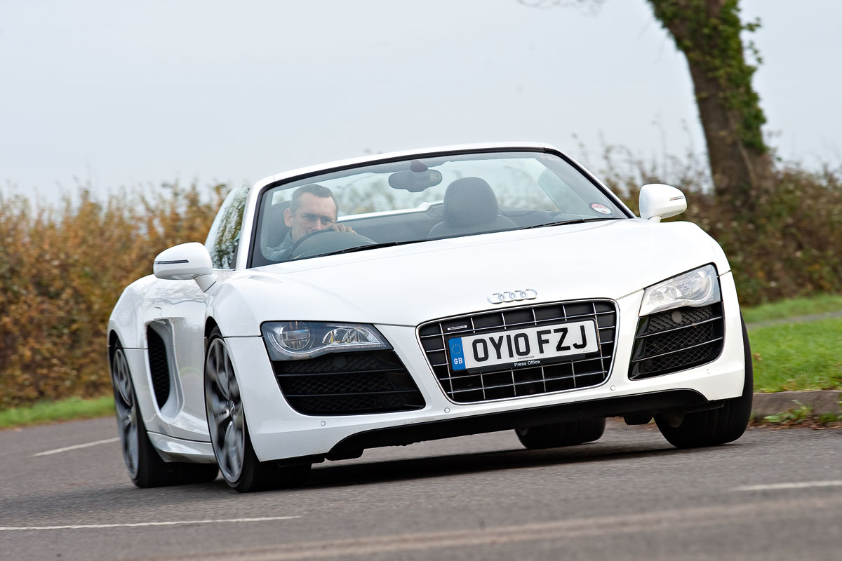 Audi R8 V10 Spider, white cornering