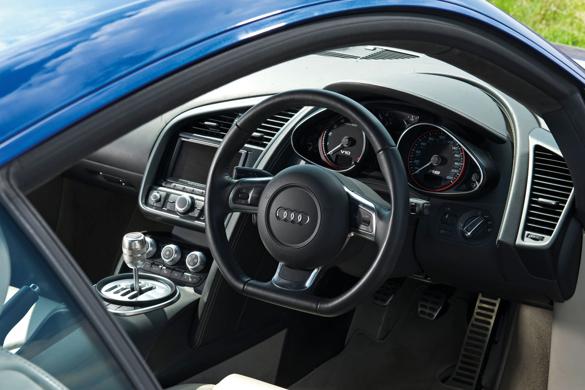 Audi R8 V10 interior