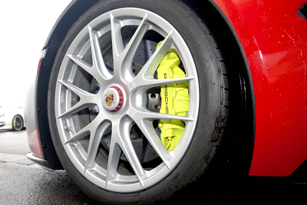 2013 Porsche 918 Spyder green brake caliper alloy wheel