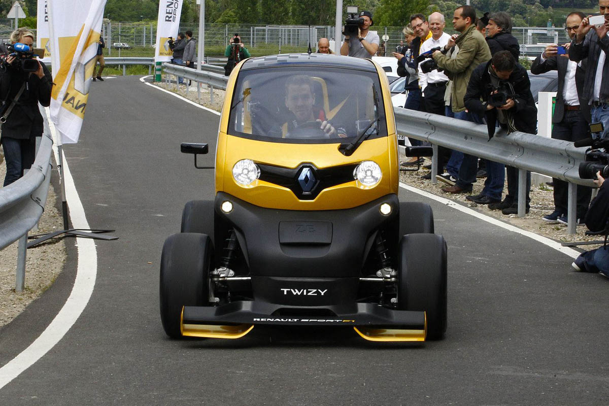 Sebastian Vettel drives Renault Twizy F1 video
