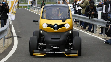 Sebastian Vettel drives Renault Twizy F1 video