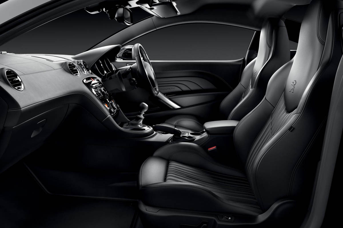 Peugeot RCZ Magnetic black leather interior