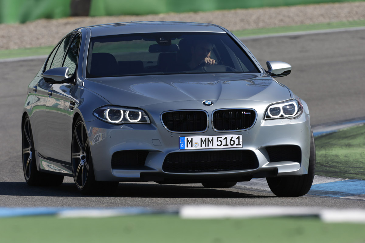 BMW M5 2013 front cornering