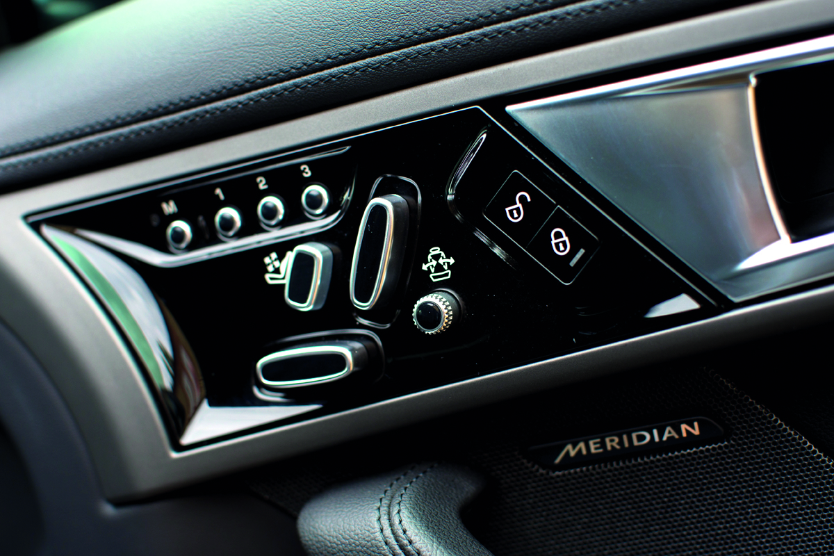2013 Jaguar F-type V6 electric seat controls