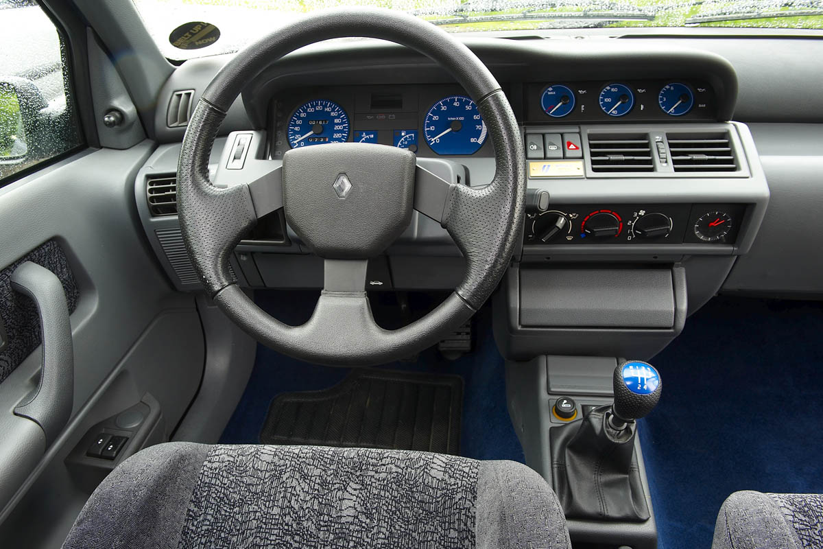 Renault Clio Williams interior