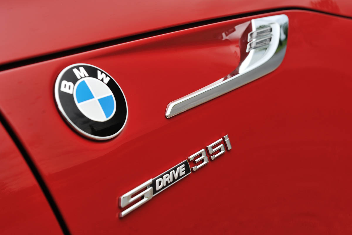 2013 BMW Z4 sDrive35i badge grille