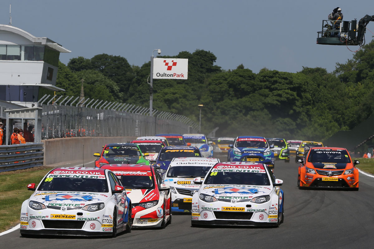 BTCC Race one start