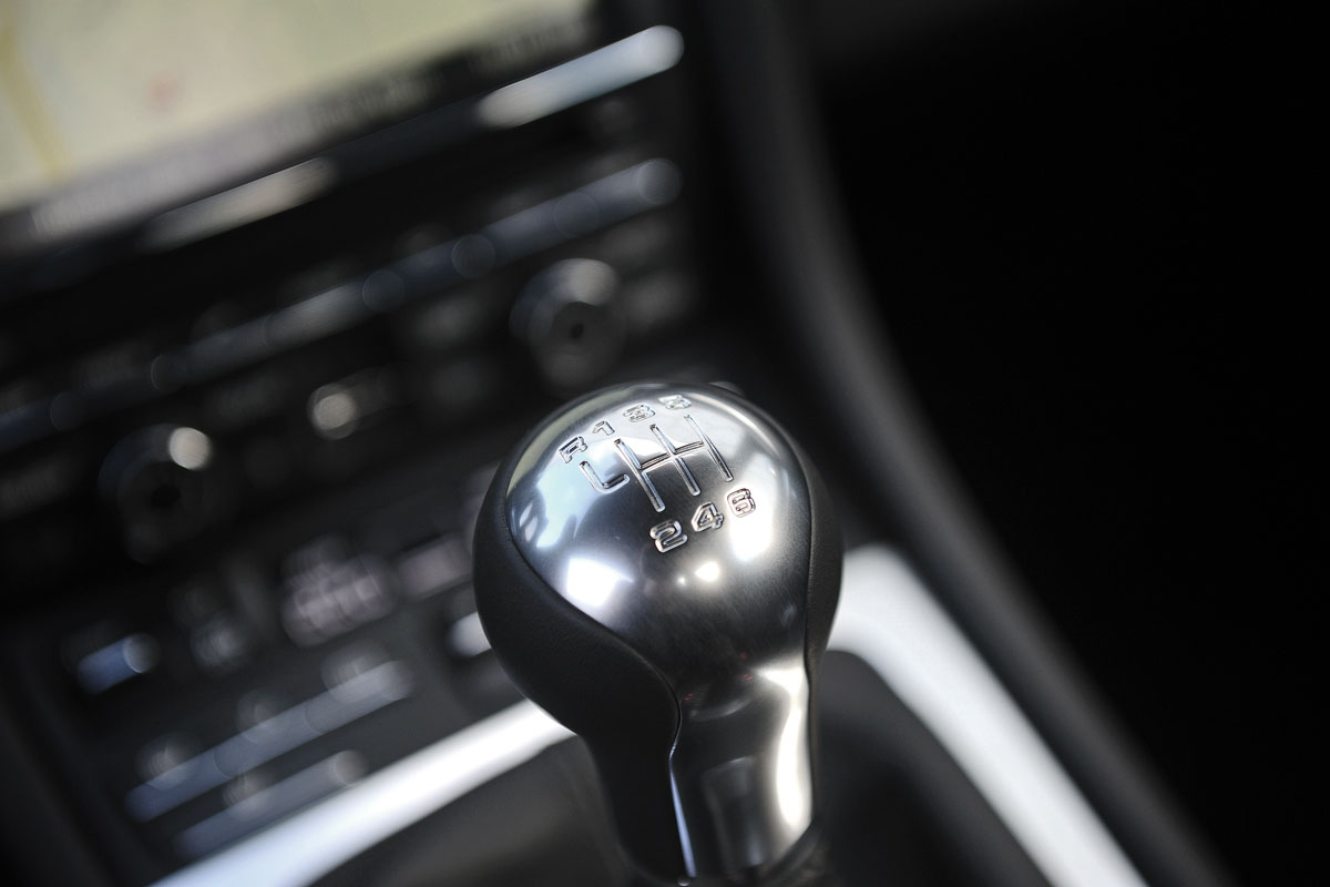 Porsche Cayman S 2013 six-speed gearknob